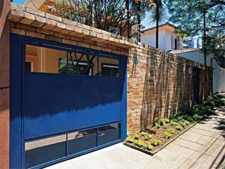 62. Portão de ferro azul em casa com muro de tijolinhos. Foto de Vai Com Tudo