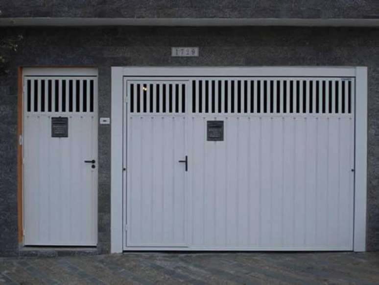 63. Portão de ferro branco com porta embutida e porta combinando ao lado. Foto de Soluções Industriais