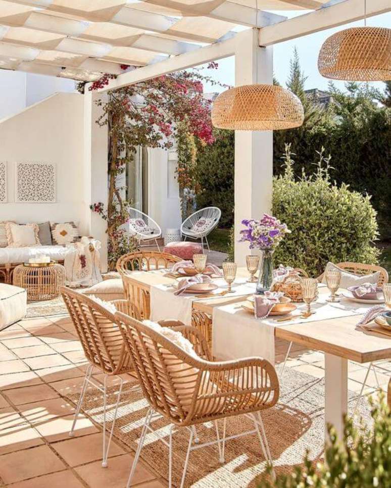 20. Mesa externa com poltrona de vime &ndash; Foto Westwing