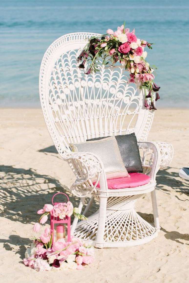 24. Poltrona de vime branca na praia decorada com flores cor de rosa – Foto Burnetts boards