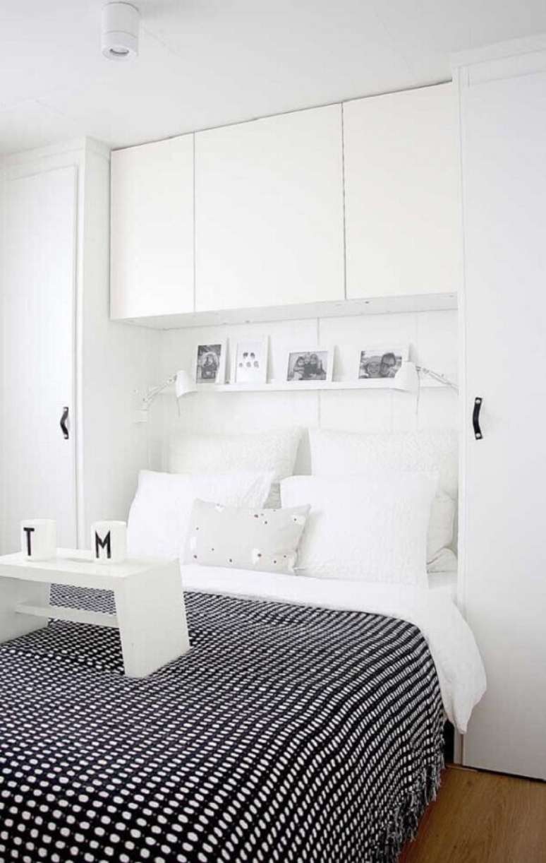 14. Decoração clean com guarda-roupa de casal com cama embutida. Fonte: We Heart It