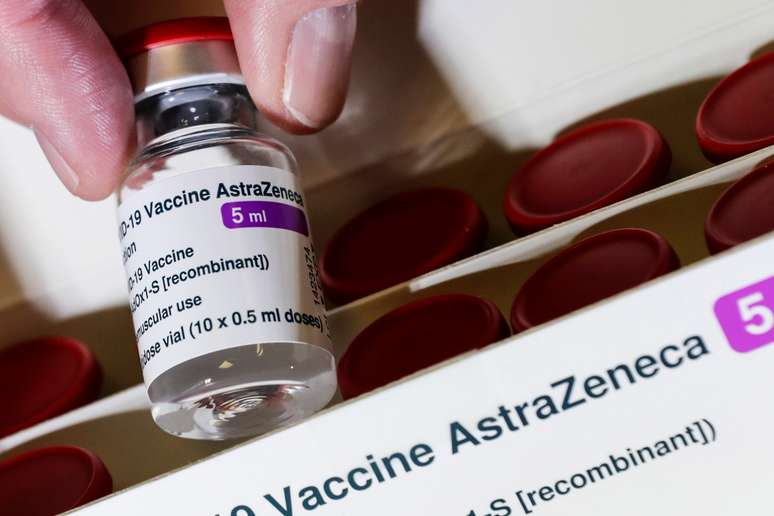 Recipiente com doses de vacina da AstraZeneca
16/03/2021
REUTERS/Hannibal Hanschke
