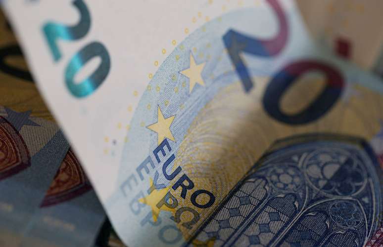 Serviços e alimentos impulsionam inflação na zona do euro em fevereiro. REUTERS/Regis Duvignau/Illustration