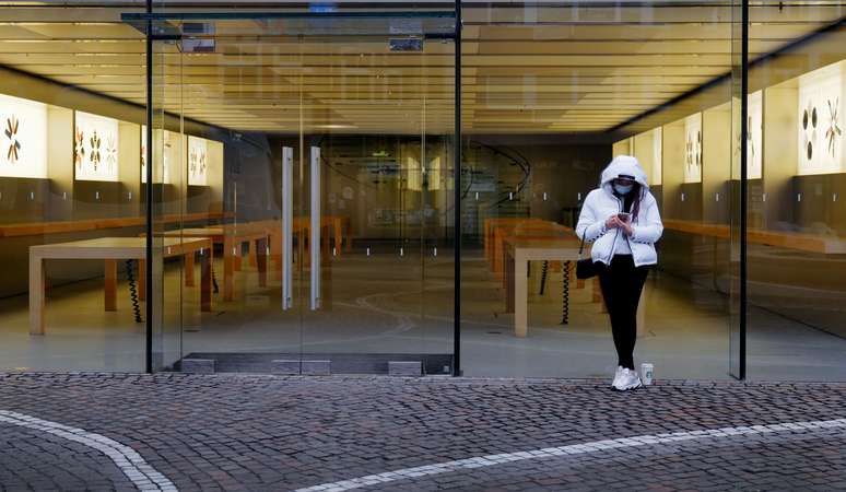 Loja vazia da Apple durante lockdown em Frankfurt.  REUTERS/Kai Pfaffenbach/File Photo