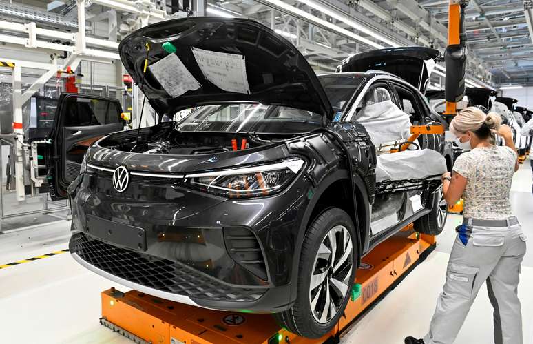 Linha de produ&ccedil;&atilde;o do modelo el&eacute;trico da Volkswagen ID. 4, em Zwickau, Alemanha, 18/09/2020. REUTERS/Matthias Rietschel/Foto de arquivo