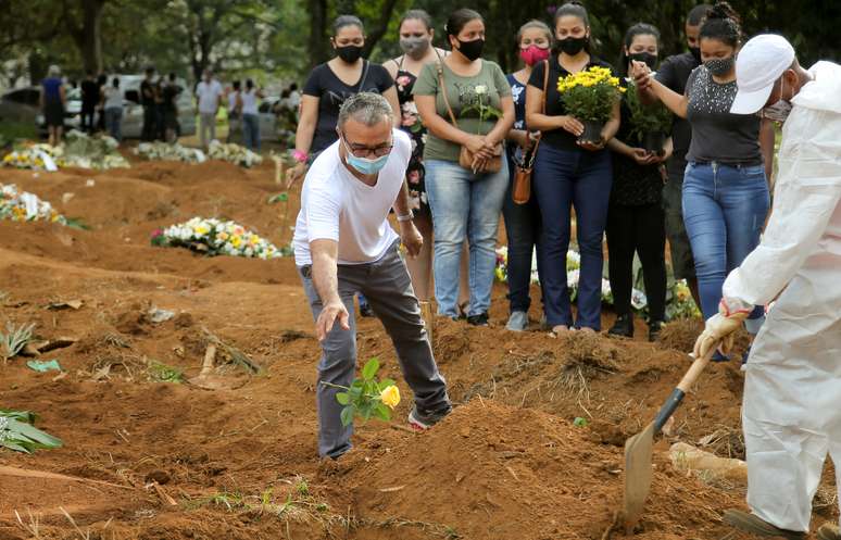 Familiares de vítima da Covid-19 durante enterro em cemitério de São Paulo
17/03/2021
REUTERS/Carla Carniel
