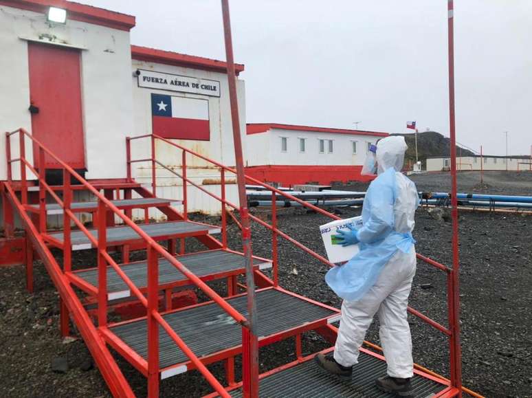Profissional de saúde carrega doses de vacina contra Covid-19 em base chilena na Antártida
14/03/2021
Força Aérea Chilena/Divulgação via REUTERS