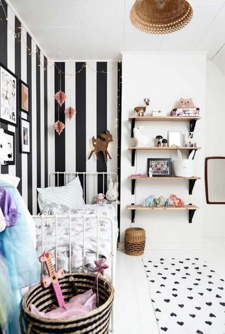 57. Quarto infantil feminino pequeno branco decorado com papel de parede listrado preto e branco – Foto Home Fashion Trend