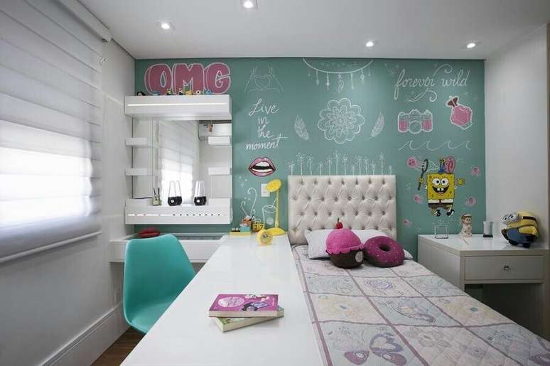 41. Decoração divertida para quarto juvenil feminino pequeno com parede verde água e móveis planejados – Foto Gerson Dutra de Sá