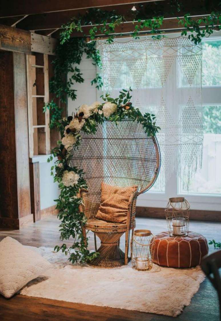 30. Poltrona de vime decorada com flores na sala de estar – Foto Darling Cashmere