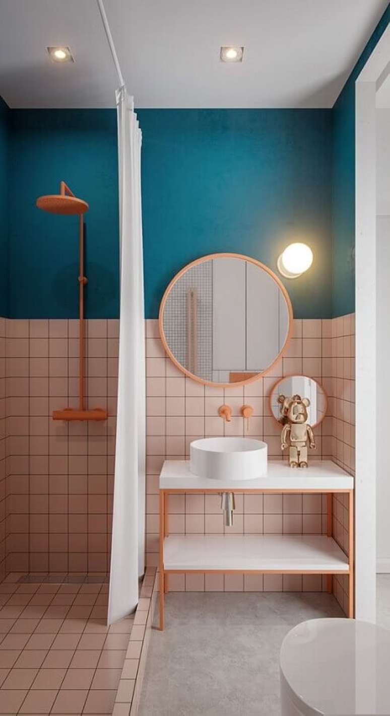 1. Azulejo de banheiro rosa e azul com decoração moderna. Foto: Home Designing