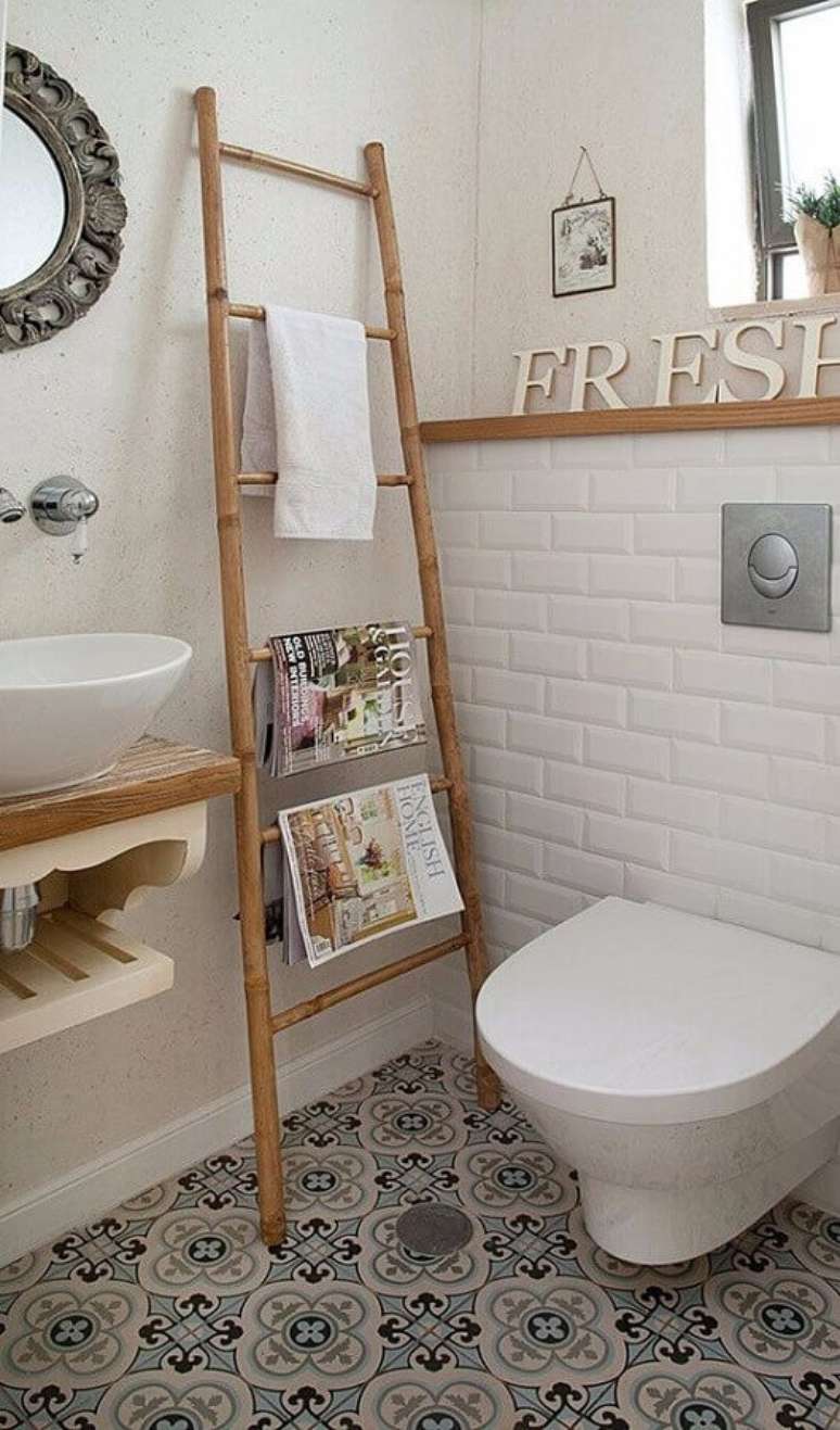 52. Azulejo de banheiro simples decorado em cores neutras com piso antigo. Foto: Pinterest