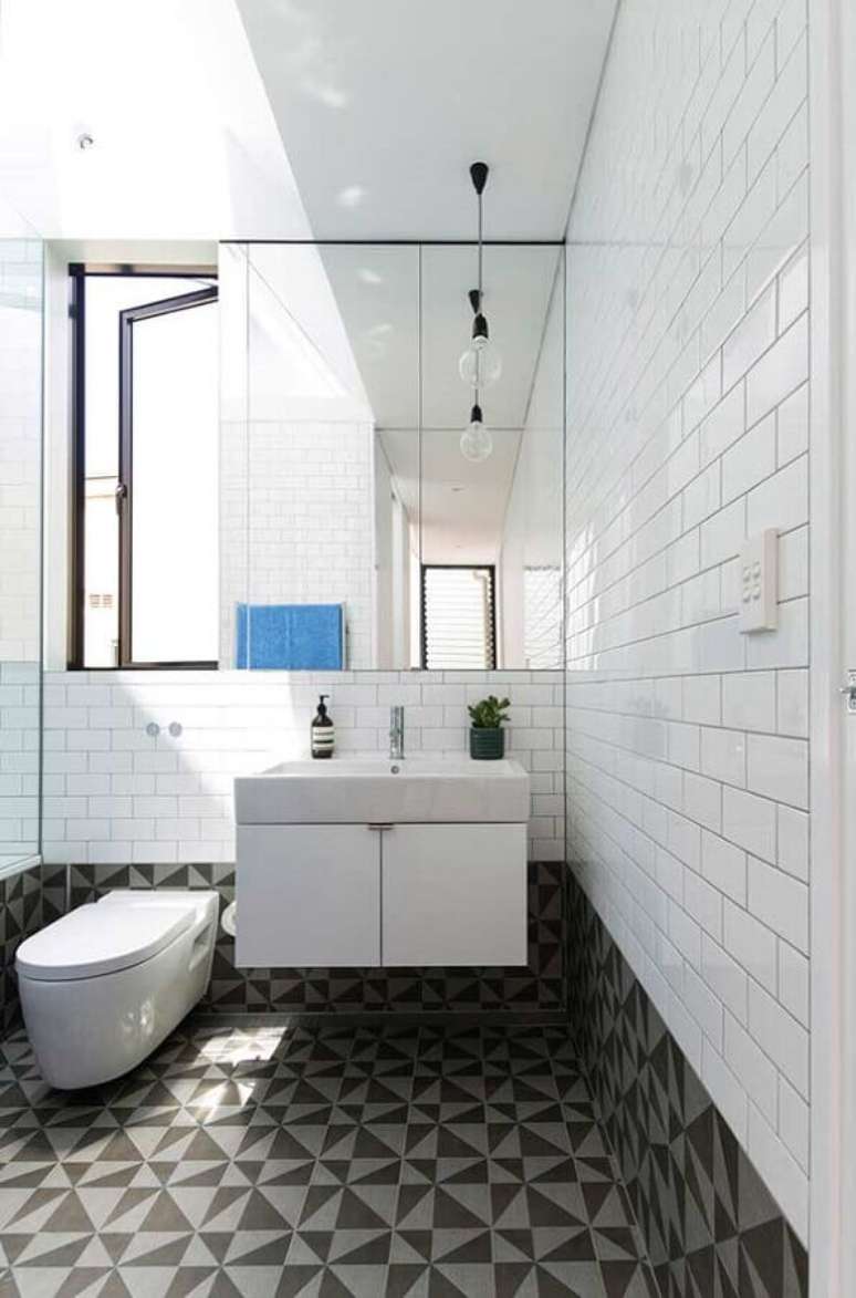 11. Azulejo para parede de banheiro decorado com piso geométrico cinza. Foto: Architizer