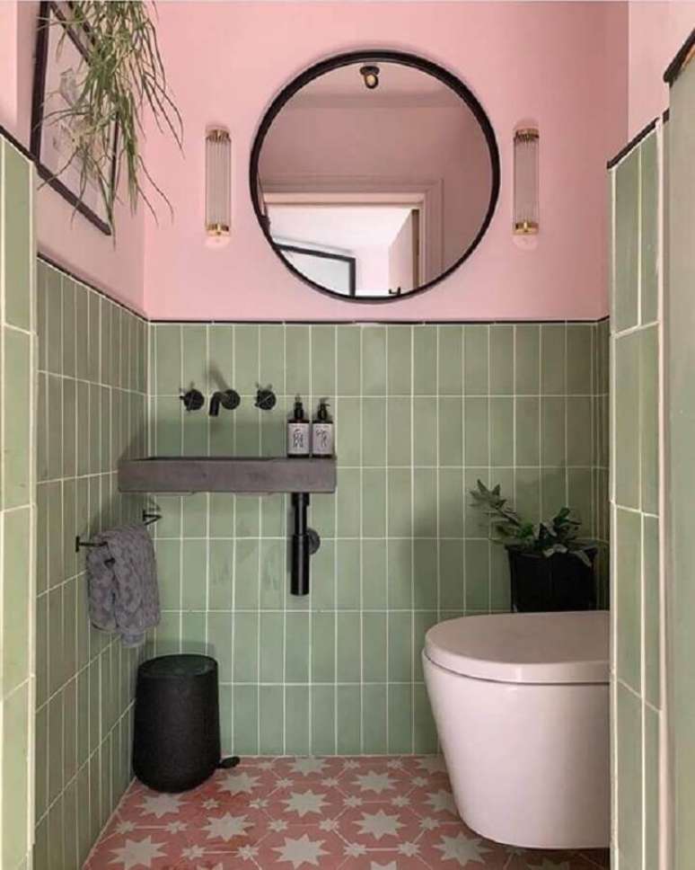 24. Espelho redondo para decoração com azulejo de banheiro verde e rosa. Foto: Pinterest