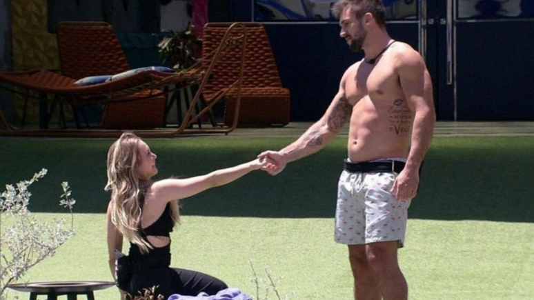 Carla ajoelhando para Arthur após ela voltar do paredão falso no BBB21