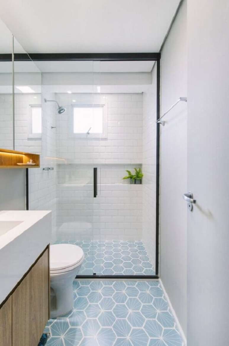 56. Azulejo de banheiro pequeno branco decorado com piso hexagonal. Foto: Pinterest