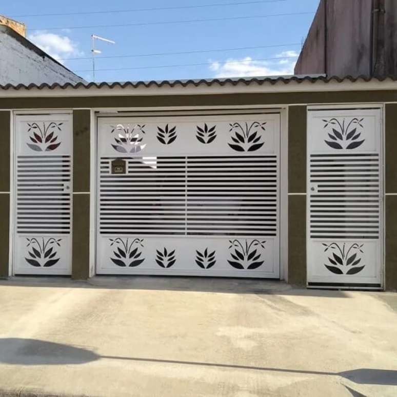 68. As flores gravadas no port&atilde;o de ferro trazem um toque especial para a fachada da casa. Fonte: MA Port&otilde;es