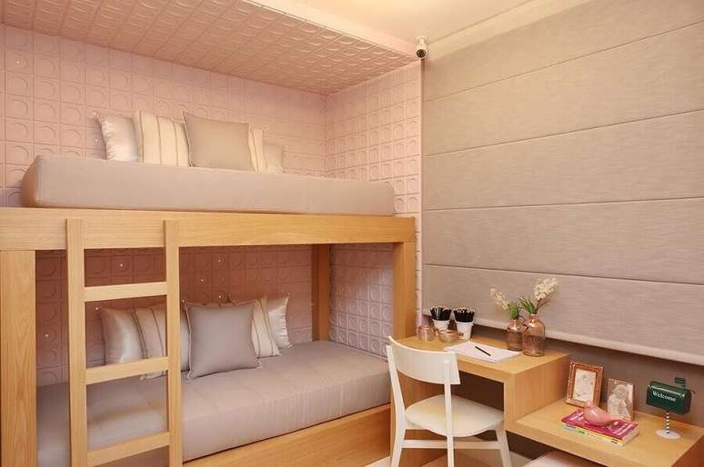 29. Revestimento 3D para quarto planejado solteiro feminino pequeno com beliche – Foto Sesso & Dalanezi Arquitetura