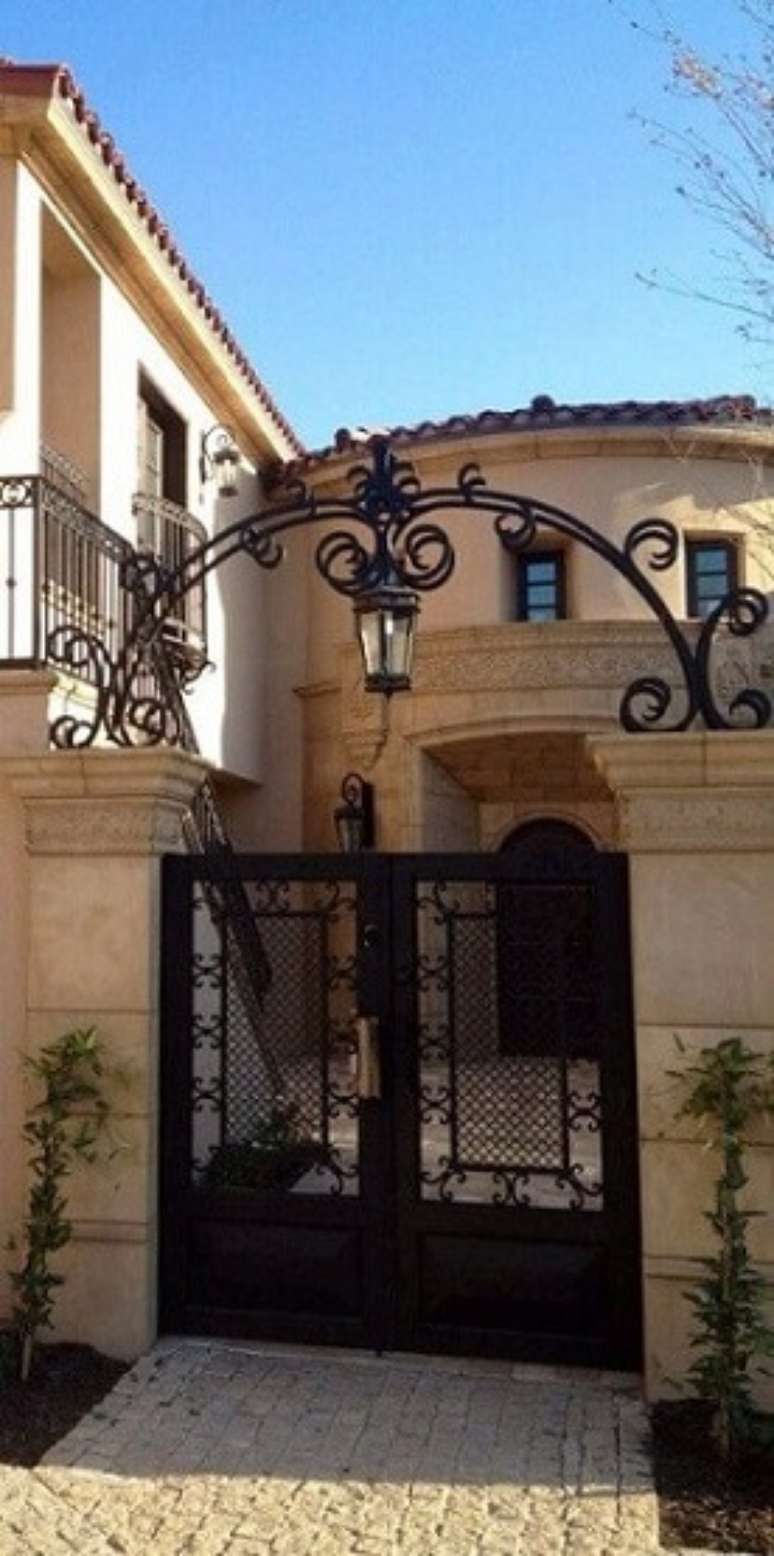 46. Port&atilde;o de ferro preto com portal combinando. Foto de Pinterest