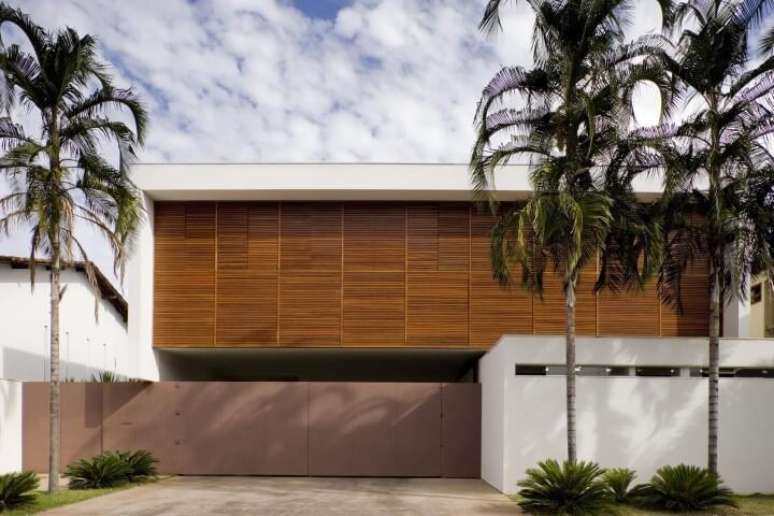 30. Casa moderna com port&atilde;o de ferro marrom. Foto de Galeria da Arquitetura