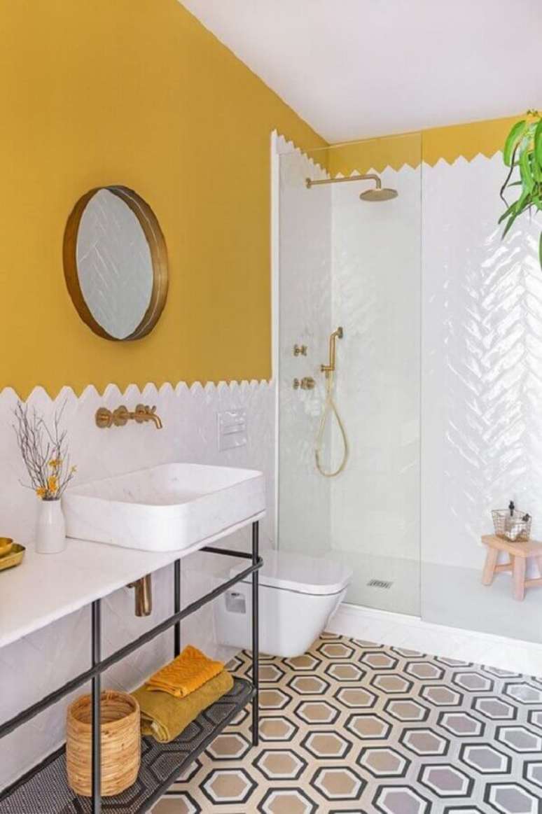 29. Decoração simples com azulejo de banheiro branco e amarelo. Foto: Pinterest