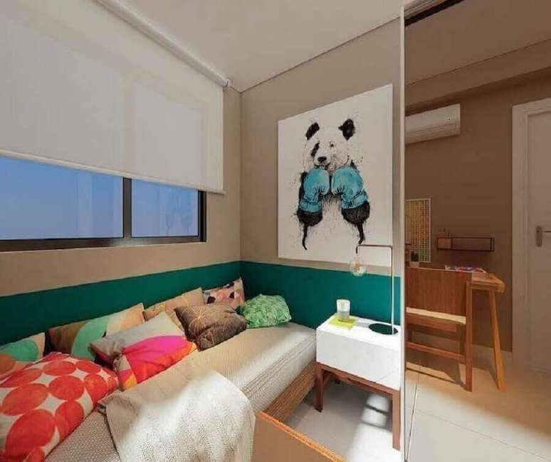 25. Quarto juvenil feminino pequeno decorado com almofadas coloridas – Foto Manga Rosa Arquitetura