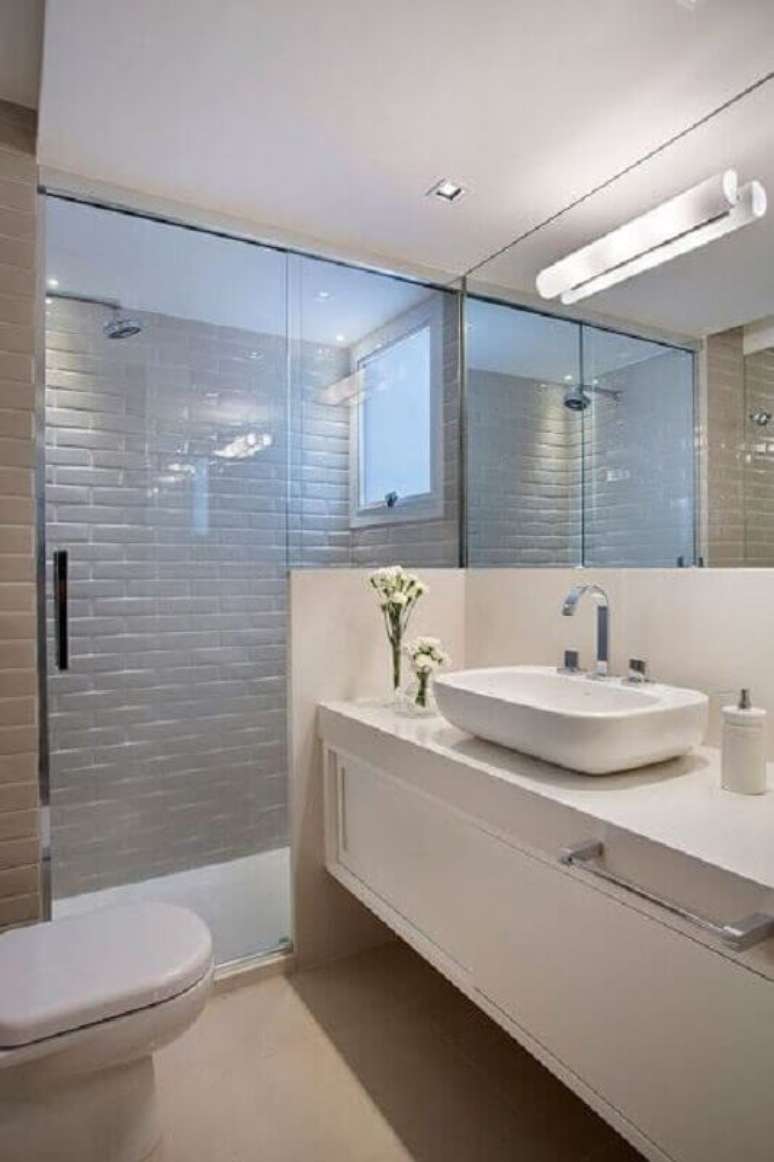 45. Decoração clean com azulejo de banheiro branco planejado. Foto: Jeito de Casa