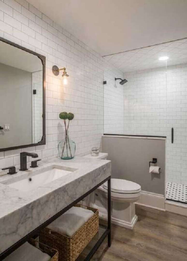58. Azulejo de banheiro decorado com estilo industrial simples. Foto: MainStreet Design Build