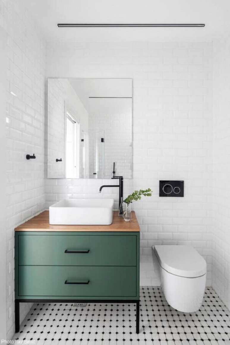 12. Azulejo para parede de banheiro branco decorado com gabinete verde. Foto: Fineshmaker