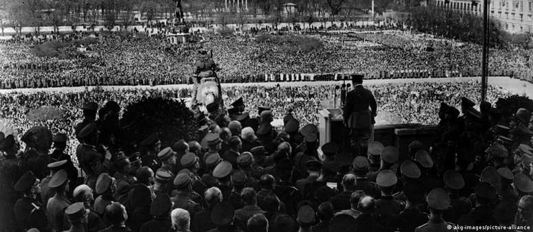 Multidões reunidas na Heldeplatz para aplaudir Hitler durante seu discurso da anexação, em 15 de março de 1938