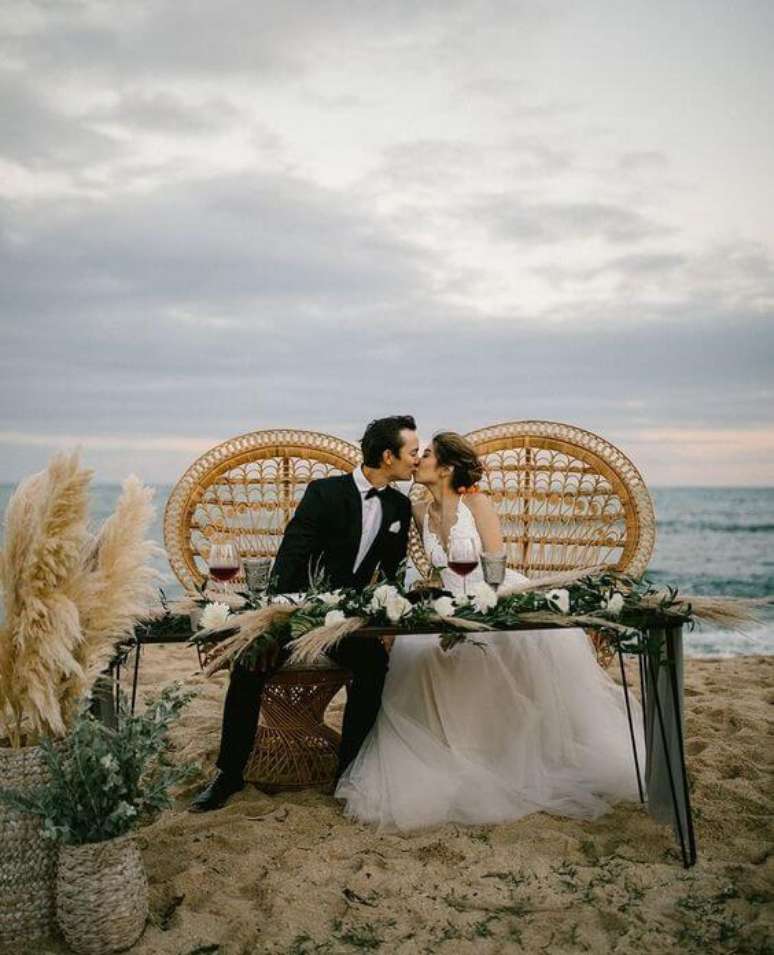 10. Casamento na praia com poltrona de vime – Foto Pinterest