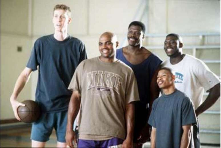 Shawn Bradley (esquerda) ao lado de Charles Barkley (frente), Patrick Ewing (atrás), Larry Johnson (atrás-direita) e Muggsy Bogues (direita) no filme 'Space Jam' (Foto: Reprodução)