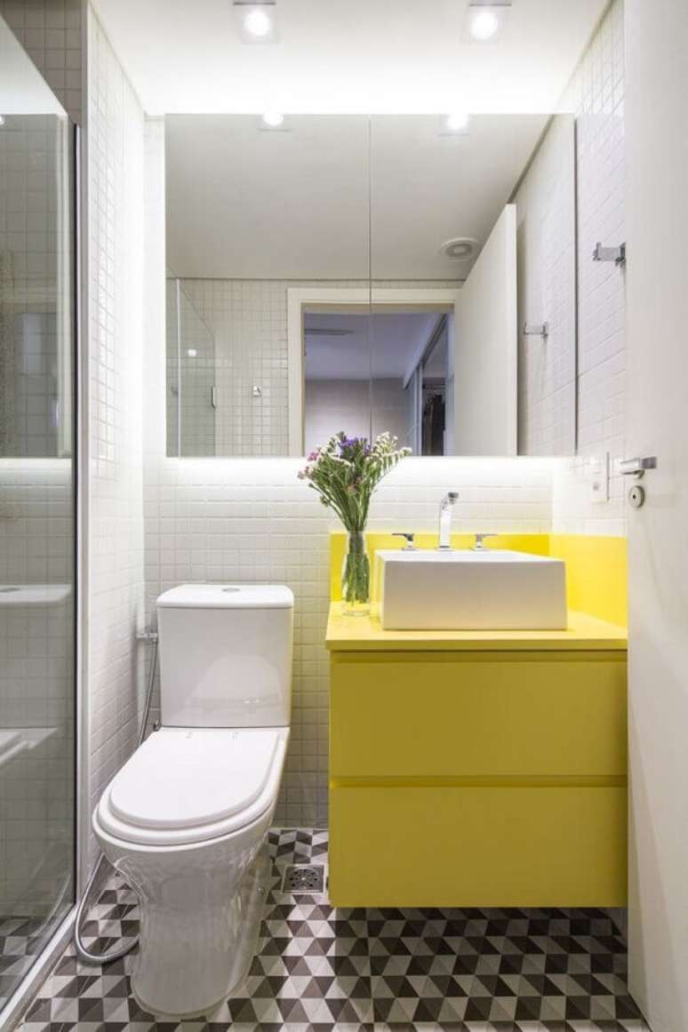 23. Ideias de azulejos para banheiro branco decorado com gabinete pequeno amarelo. Foto: Architizer