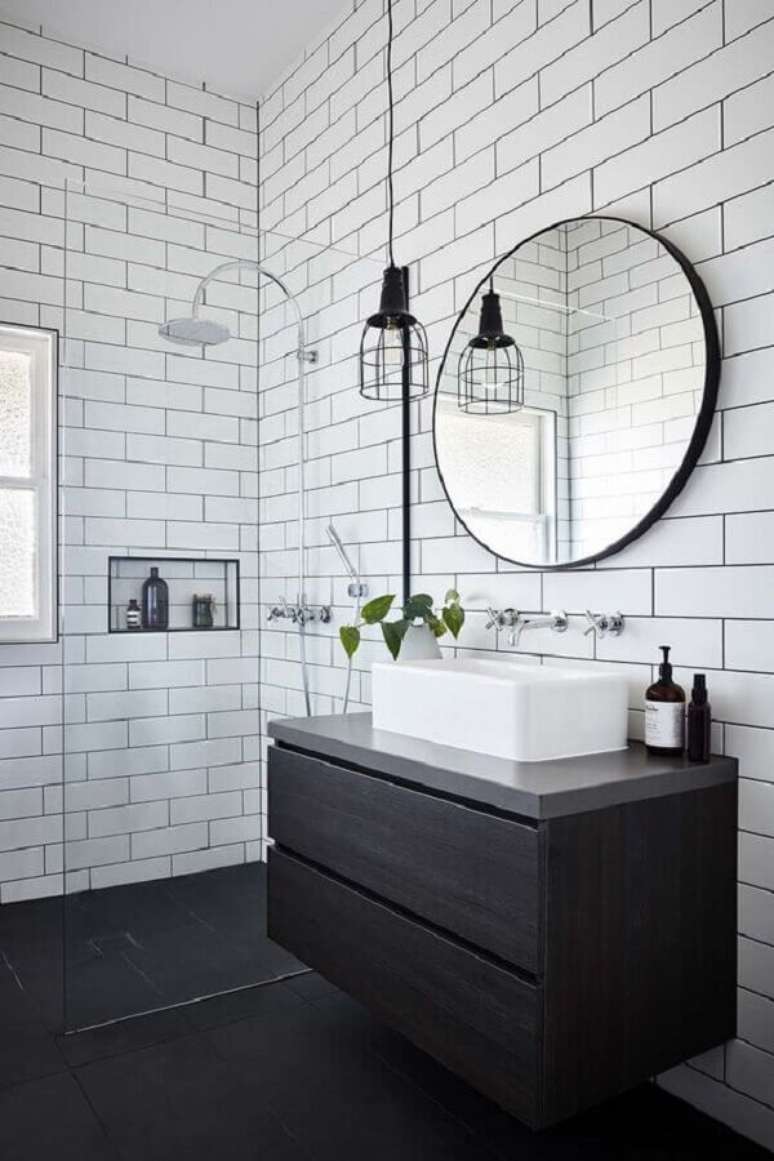 35. Decoração minimalista com azulejo de banheiro preto e branco. Foto: One Kindesign