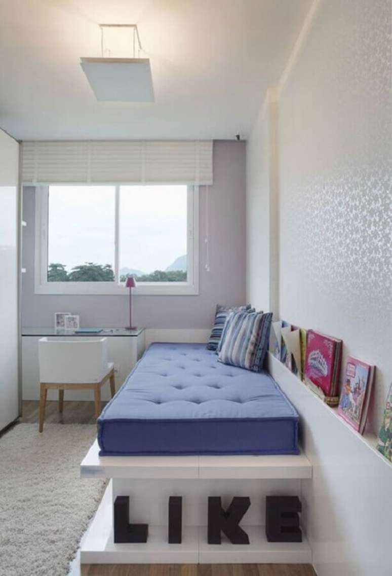 40. Decoração de quarto feminino pequeno todo branco com escrivaninha de vidro e cama planejada – Foto Pinterest