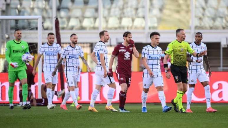 Inter de Milão anunciou que já conta com dois jogadores positivos para Covid-19 (Foto: Marco BERTORELLO / AFP)