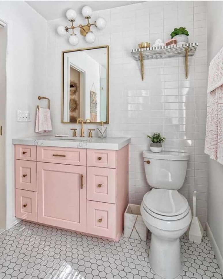 61. Azulejo de banheiro branco decorado com gabinete cor de rosa claro. Foto: We Heart It