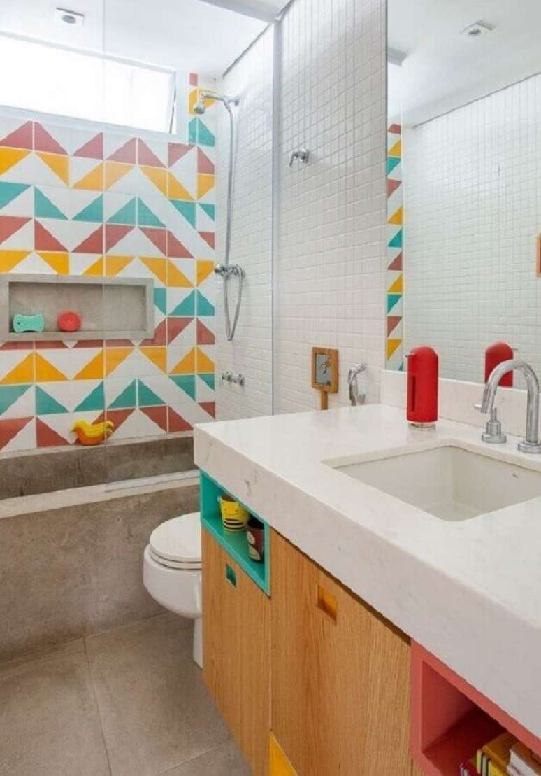 3. Decoração colorida com azulejo para box de banheiro. Foto: Lurca Azulejos