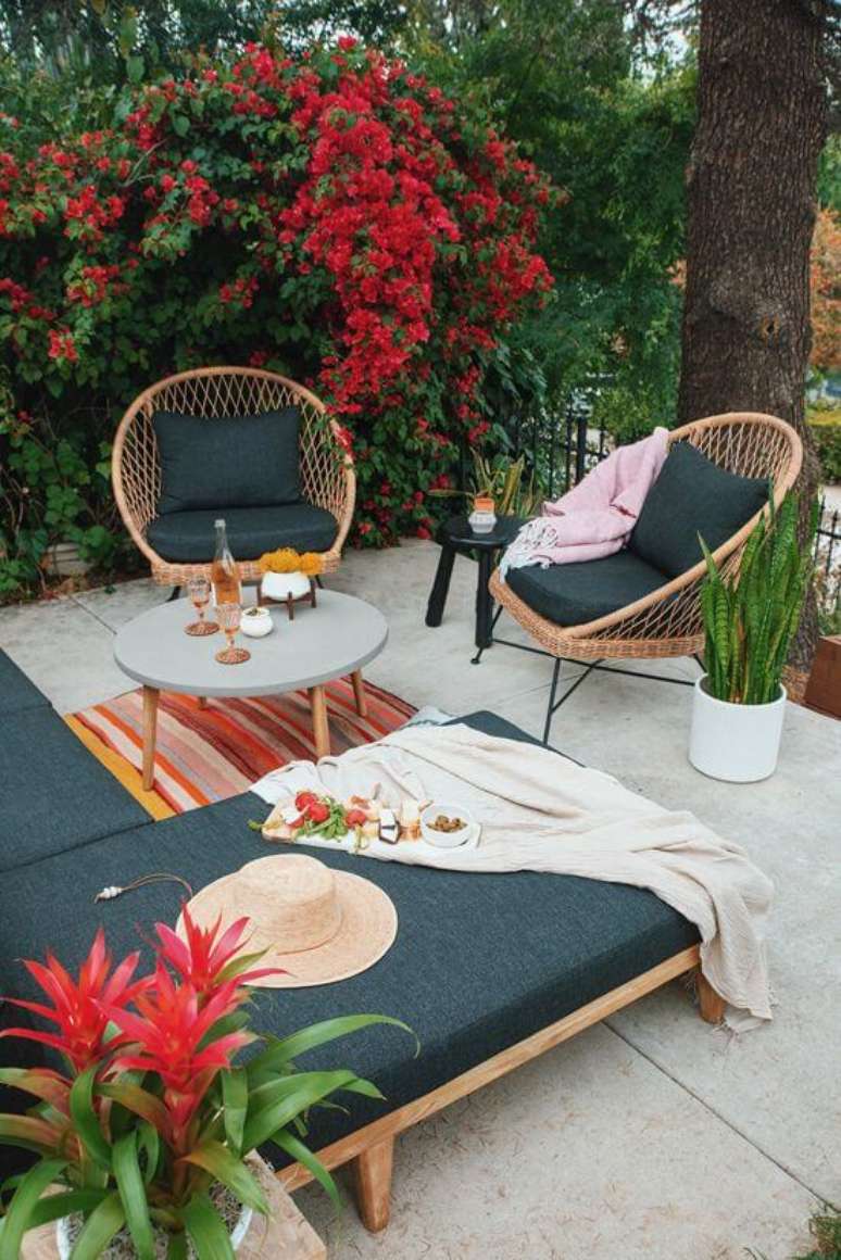 53. Varanda com poltrona de vime e estofado azul &ndash; Foto Pinterest