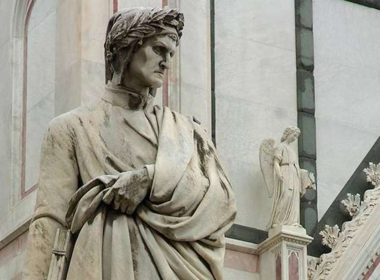 Estátua do poeta Dante Alighieri em Florença