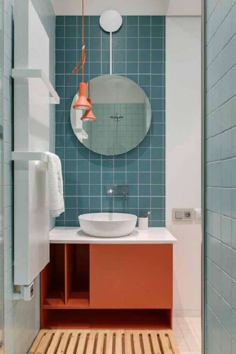 33. Decoração moderna com azulejo de banheiro azul e coral. Foto: Homify