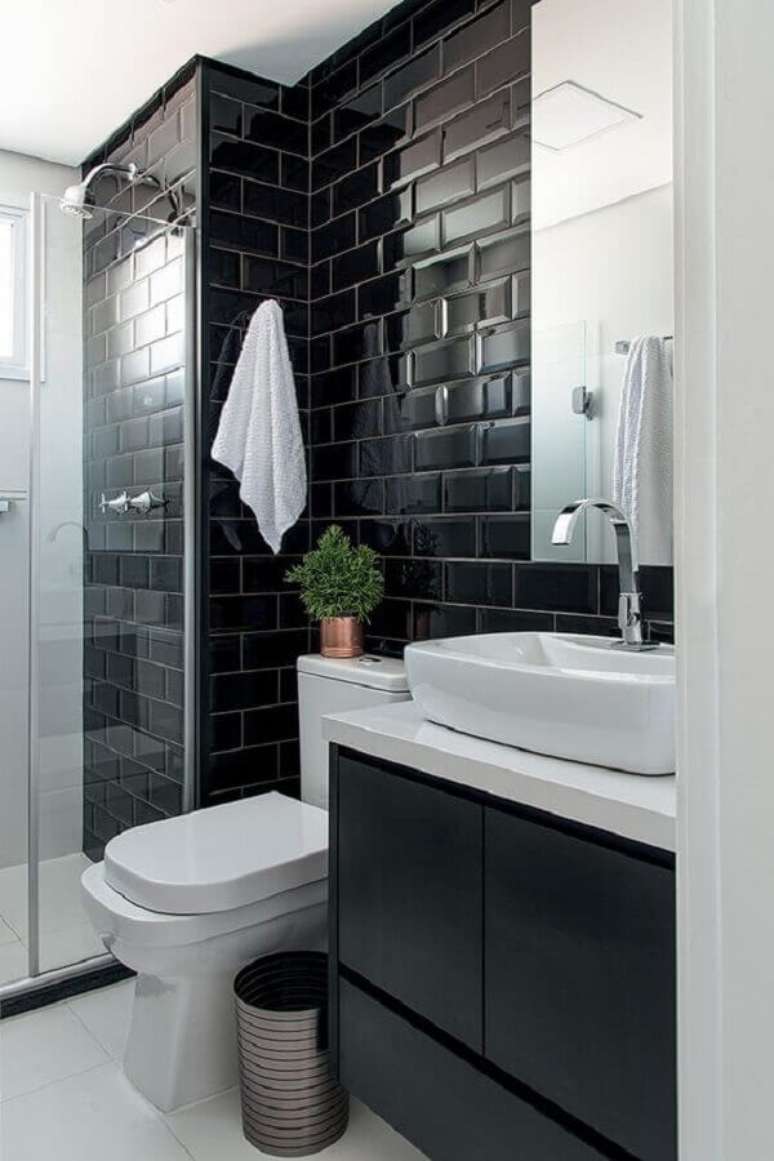 31. Decoração moderna com azulejo para parede de banheiro preto e branco. Foto: Histórias de Casa