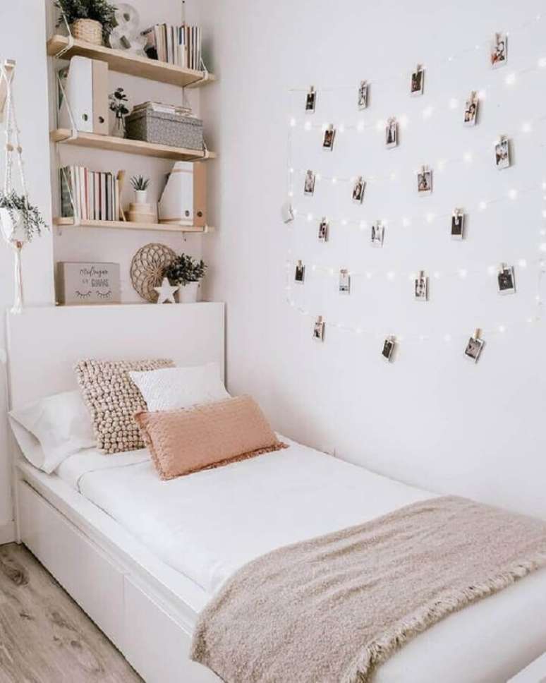 52. Decoração simples para quarto pequeno feminino com painel de fotos – Foto Pinterest