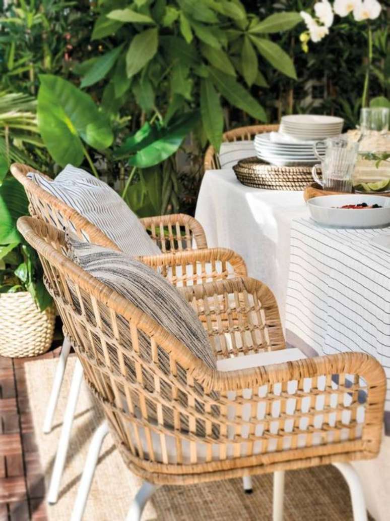 35. Poltrona de vime na mesa externa &ndash; Foto Planete Deo