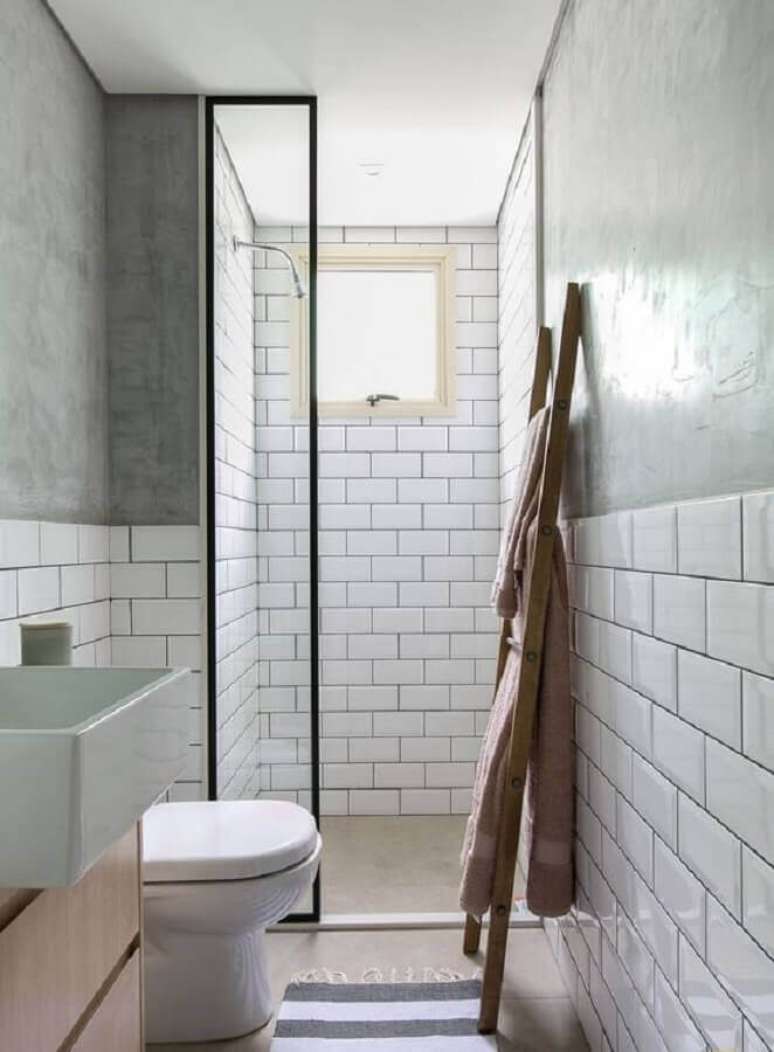 50. Azulejo de parede para banheiro branco com detalhe em cimento queimado. Foto: Gisele Rampazzo