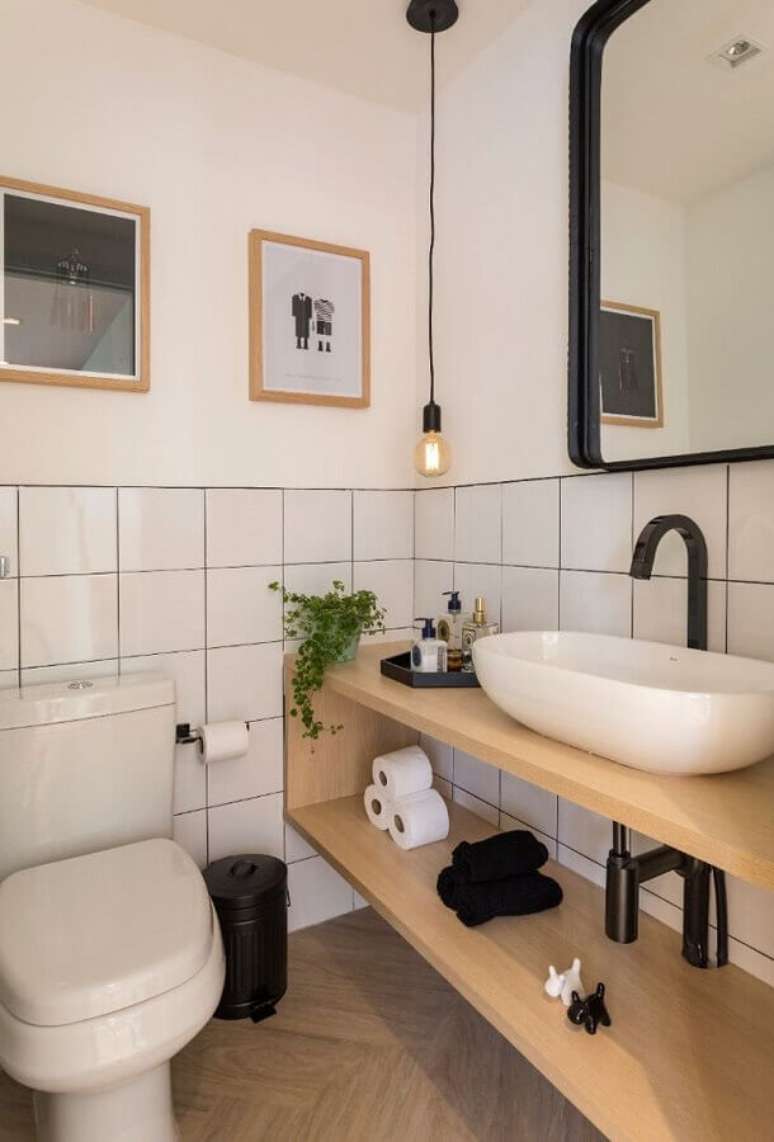 46. Azulejo para parede de banheiro simples decorado com bancada de madeira. Foto: Marina Carvalho – Arquitetura