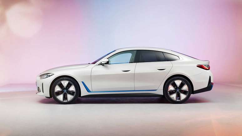 Lateral do BMW i4 conta com caimento cupê e traz rodas com design aerodinâmico. 