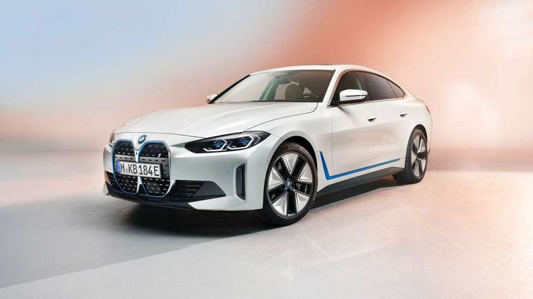 Versão final do BMW i4 manteve a maior parte das linhas do conceito apresentado em 2020. 