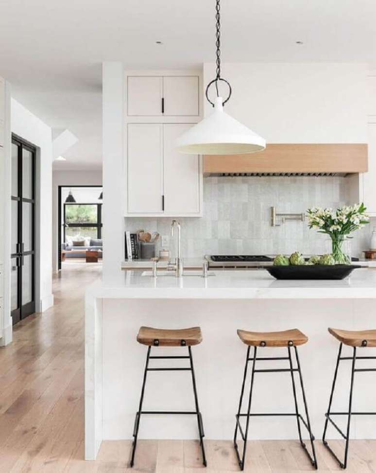 38. Decoração com banquetas para bancada de cozinha branca planejada. Foto: McGee & Co.