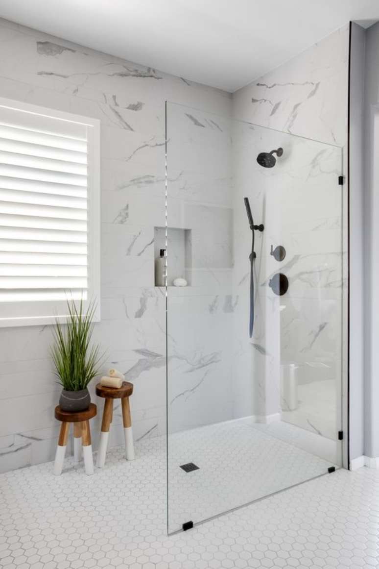 32. Revestimento marmorizado no banheiro moderno – Foto Homebunch
